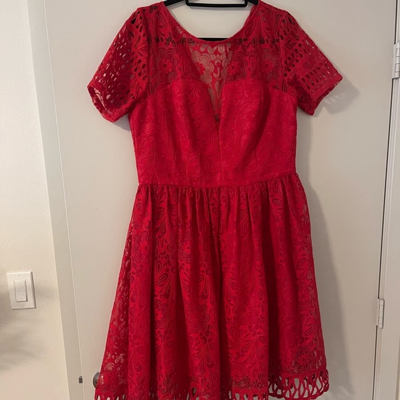 Chi Chi London red lace dress - Picture 4 of 4